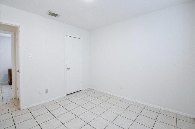 Building Photo - 5635 Greenhill Forest Dr