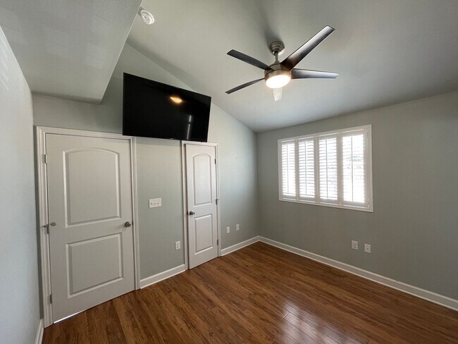 Building Photo - Amazing detached 2/2.5 duplex in Central Austin!!!