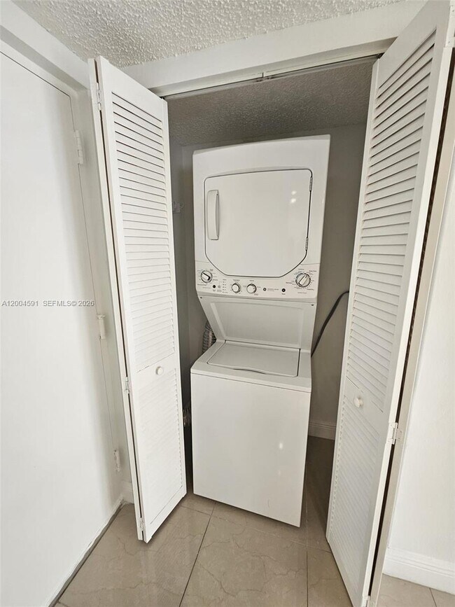 Building Photo - 8160 Geneva Ct