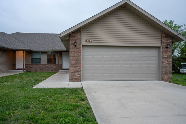 Building Photo - 3 Bedroom Duplex with a fenced in yard in Battlefield, MO
