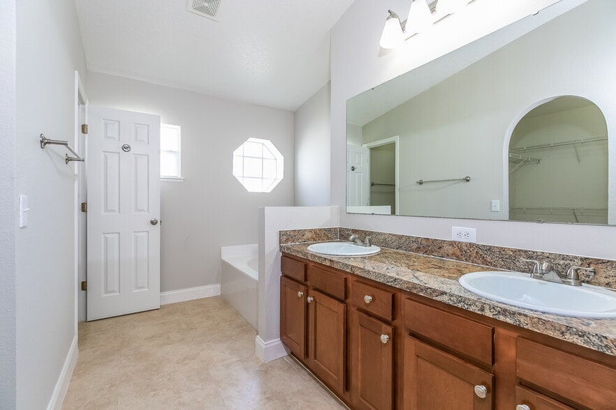 Building Photo - 588 Kilimanjaro Dr