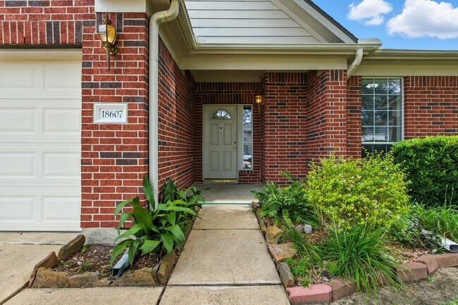 Building Photo - 18607 Camellia Dale tr