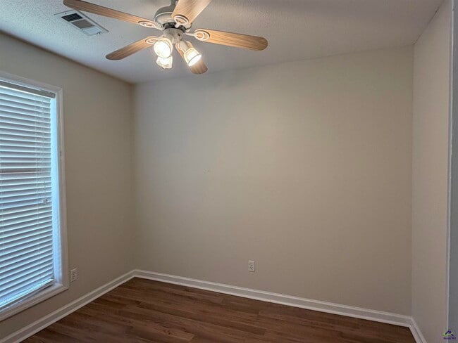 Building Photo - 106 Quail Hollow Dr