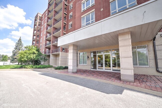 Building Photo - 5555 N Cumberland Ave