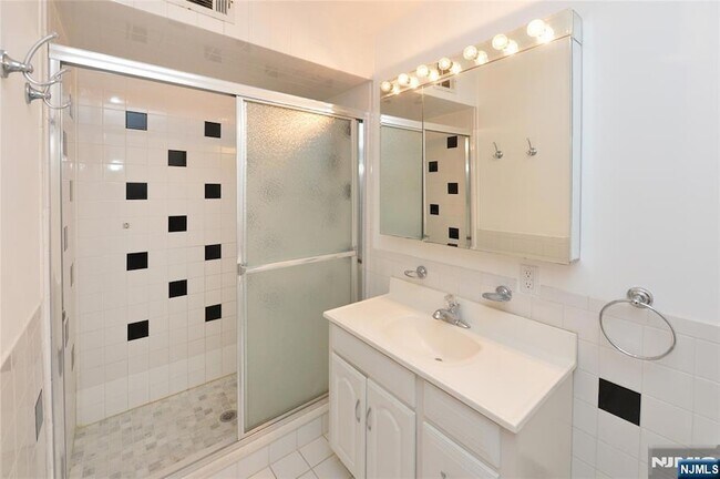 Building Photo - 21-31 Ridge Road Unit D15