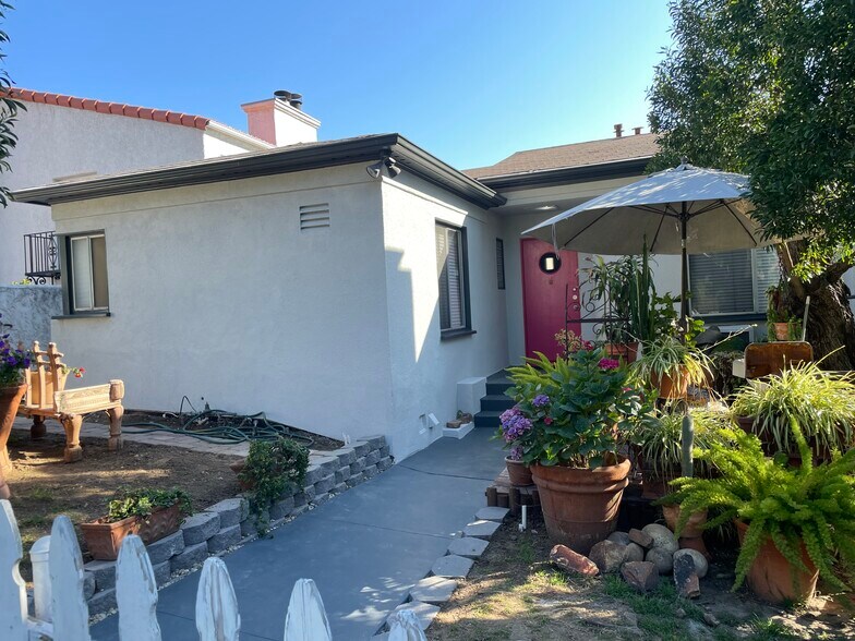Building Photo - 3043 Hollycrest Dr