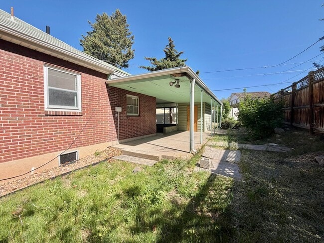 Building Photo - Inviting Holladay Home with Large Yard, Carport & Extra Parking