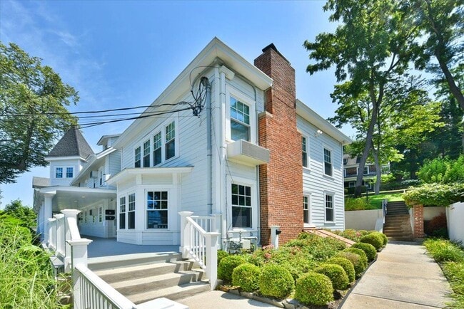 Building Photo - 158 Woodbine Ave