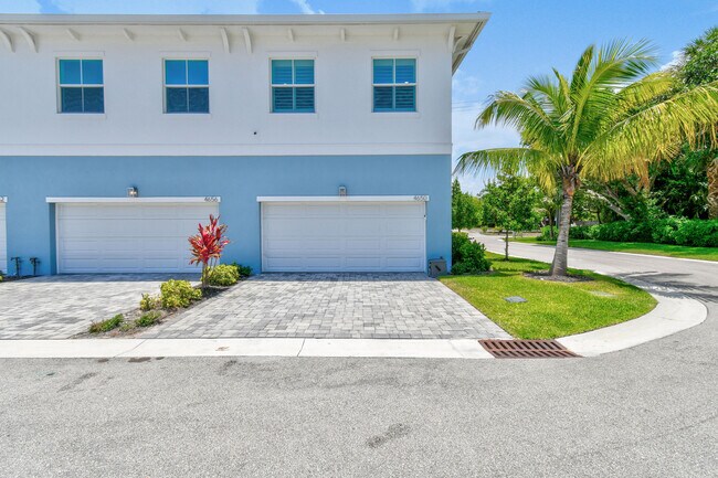 Building Photo - 4650 SE Manatee Way
