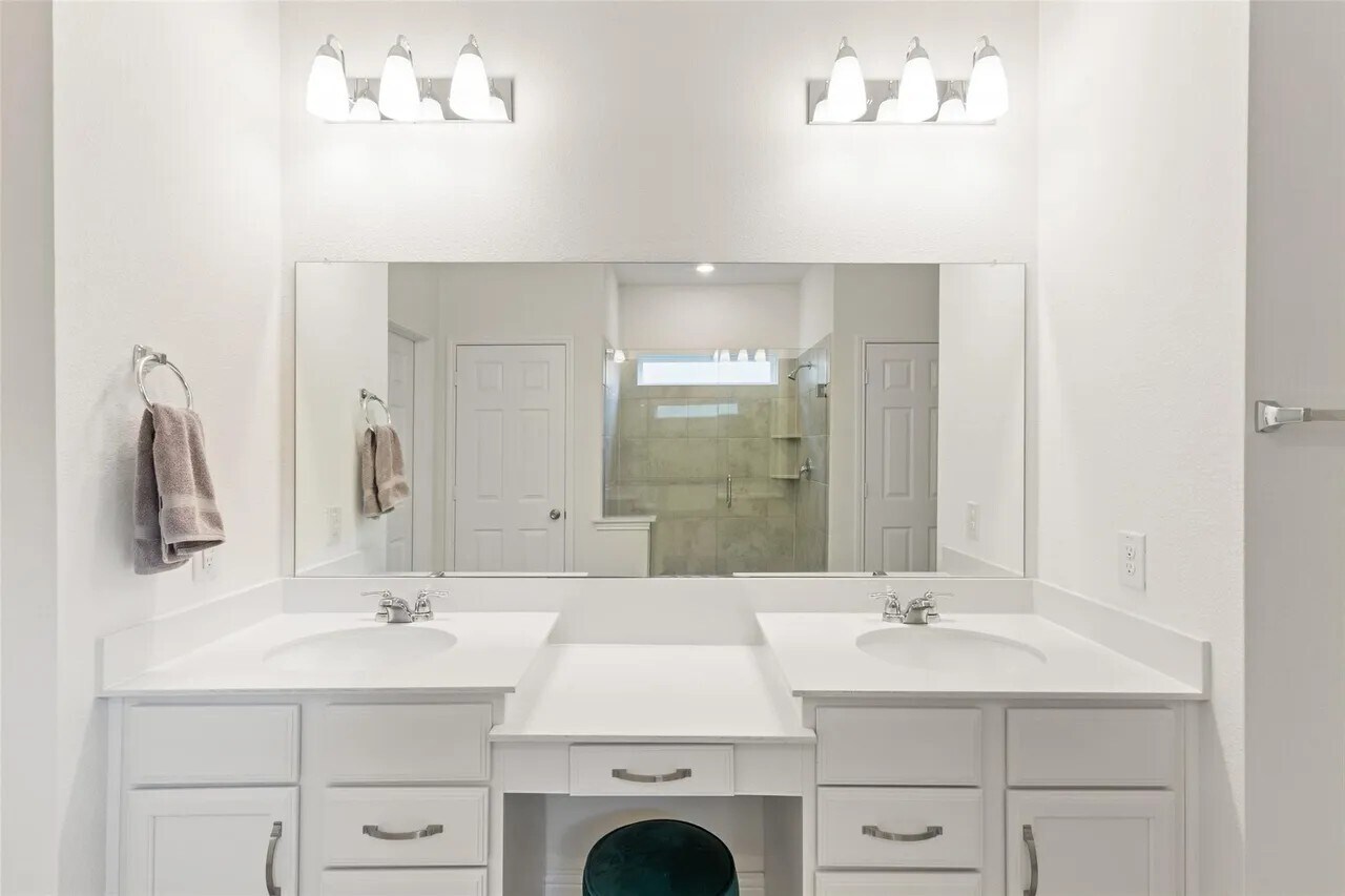 Double Vanity - 3600 Highland Bayou Dr