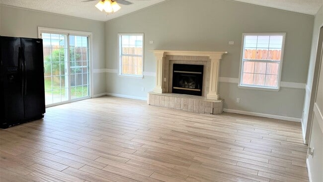 Building Photo - 221 Poinsettia Dr