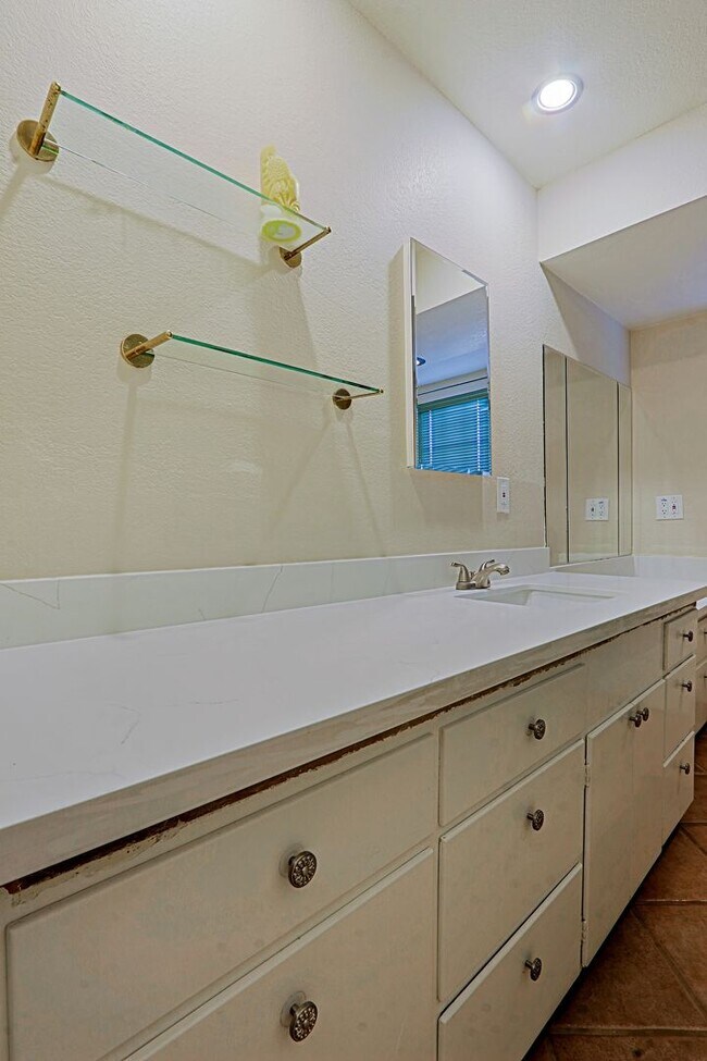 Building Photo - 6203 N 12th Pl