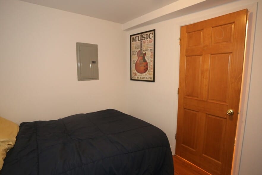 Building Photo - 1436 W Belle Plaine Ave