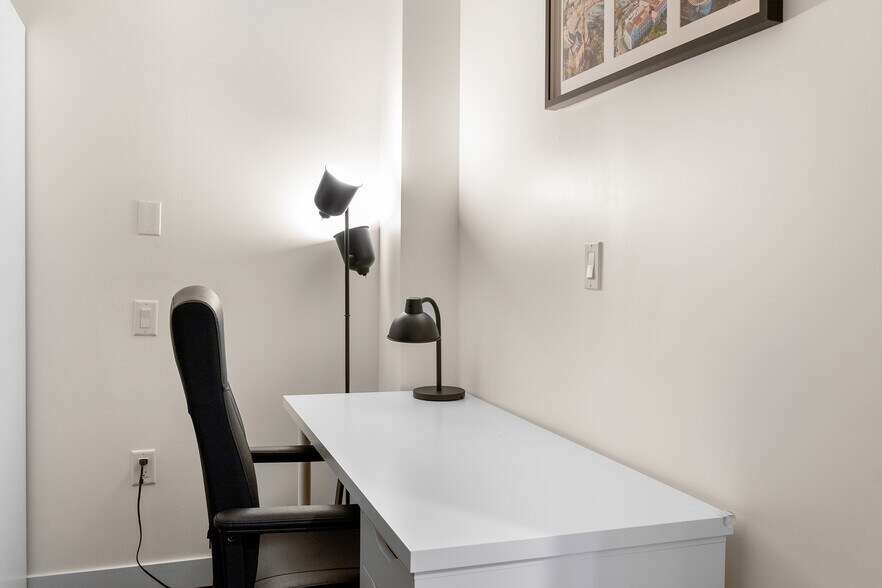 Building Photo - 922 NW 11th Ave