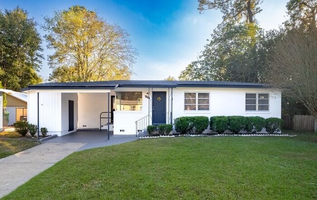 Primary Photo - Gorgeous 3/2 Home