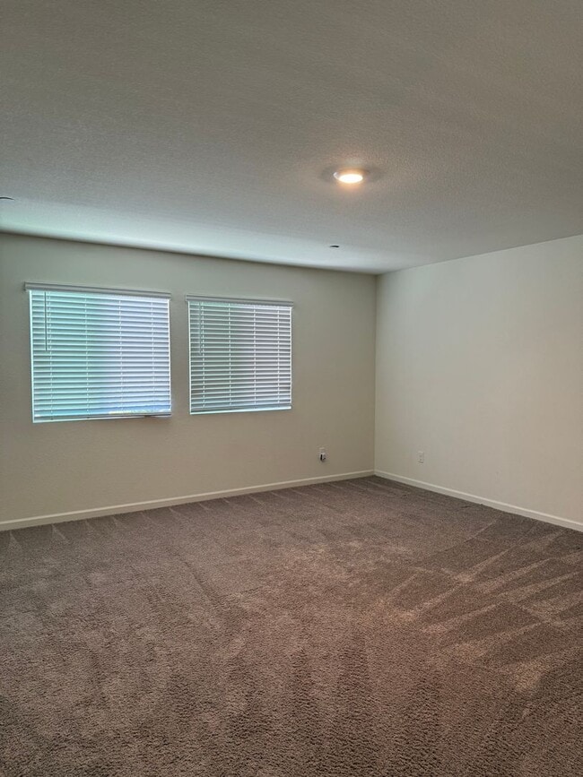 Building Photo - Beautiful 4 bed 2.5 bath in Sacramento!