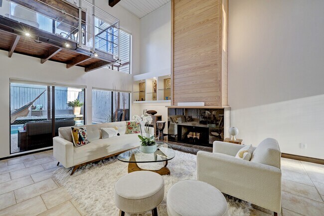 Building Photo - 2117 1/2 Hazard St