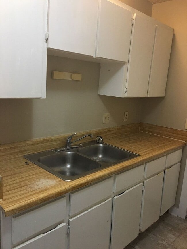 Building Photo - 619/621 E 13th St