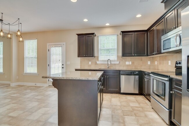 Building Photo - Canterbury Farms - 4 Bed 2.5 Bath