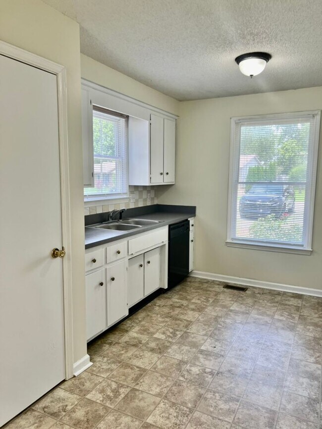 Building Photo - AVAILABLE NOW! 3 Bedroom, 1.5 Bath Home