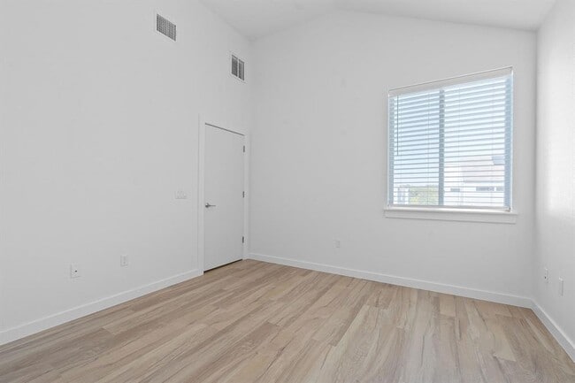 Building Photo - 801 N Bluff Dr