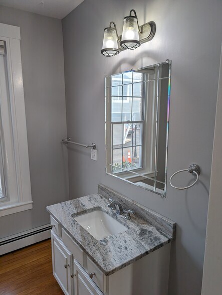 Building Photo - 264 Elm St