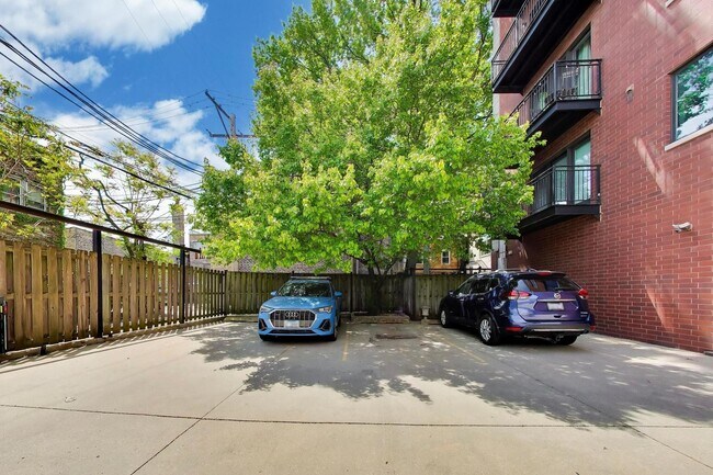 Building Photo - 815 N Marshfield Ave
