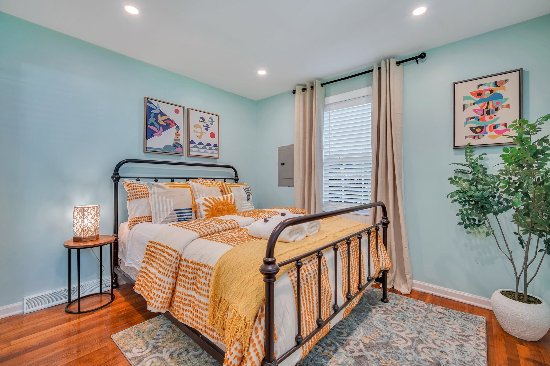 bedroom 2 with private bathoom - 1704 Camellia Rd