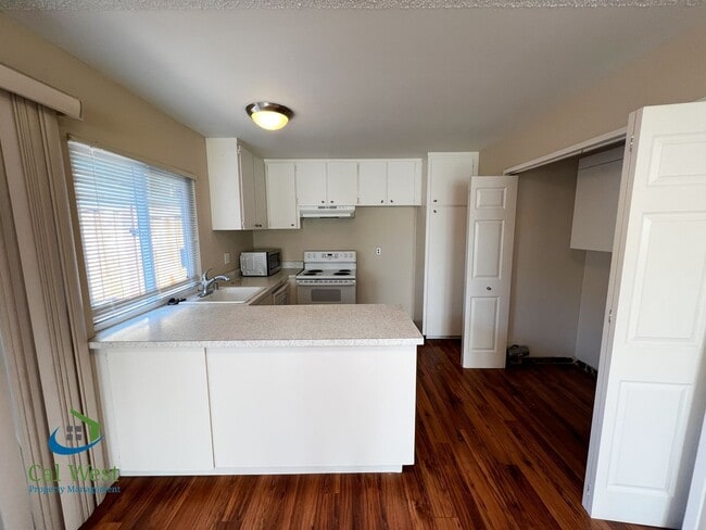 Building Photo - $2,895 Cute cozy 2/1 Condominium in South ...