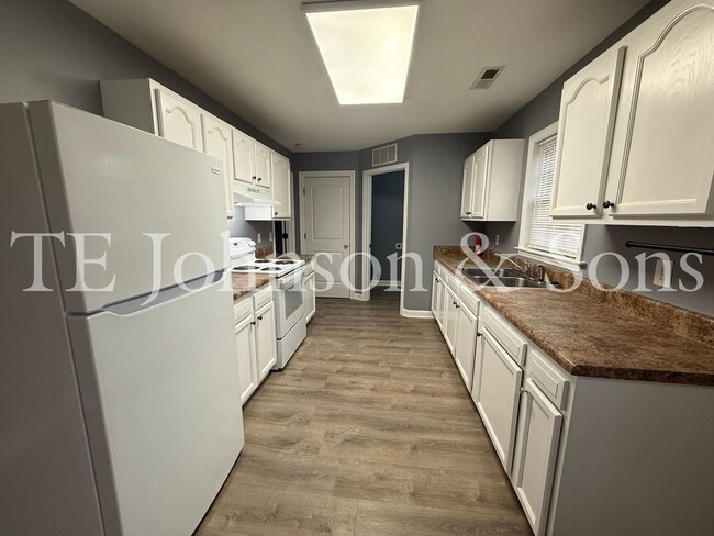 Building Photo - Charming 3 Bedroom Home with Modern Finishes on Dellwood