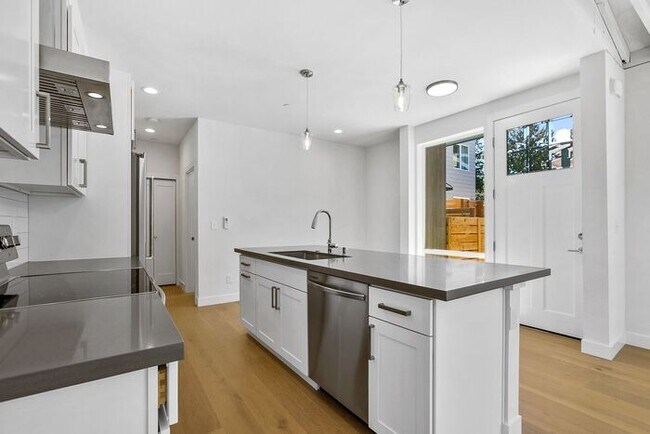 Building Photo - Fresh AIR CONDITIONED Arbor Lane Beauty!
