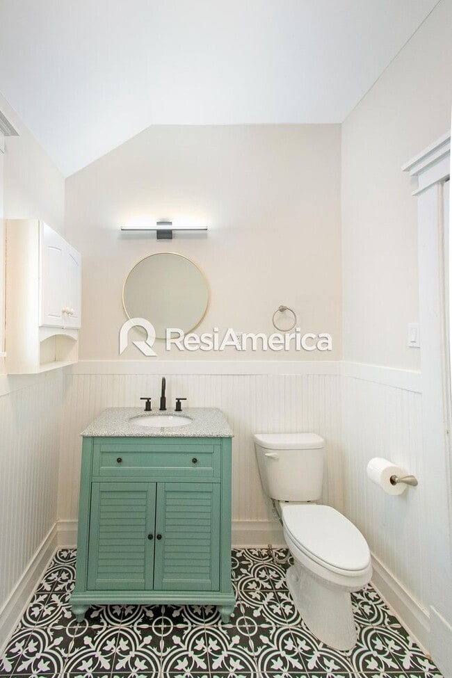 Building Photo - Beautiful 3/3 Craftsman in a Great Midtown...