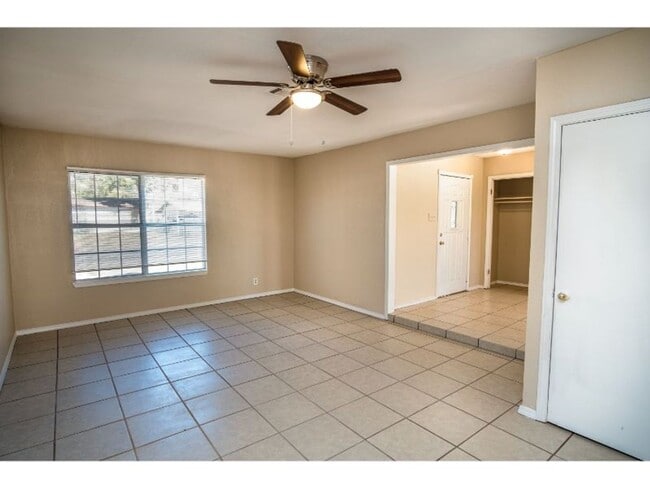 Building Photo - Nice and Convenient Home