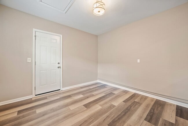 Building Photo - Move in Ready! Brick ranch home has 3 bedr...