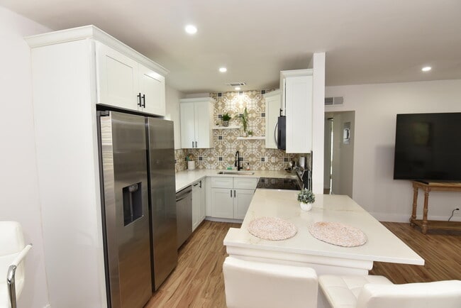 Building Photo - 112 Salisbury E