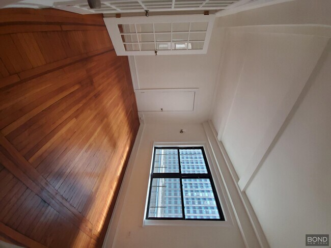 Building Photo - 140 W 55th St