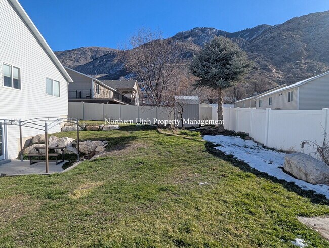 Building Photo - 6 Bed 3 Bath Home with Everything!