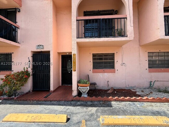 Building Photo - 2560 W 53rd St
