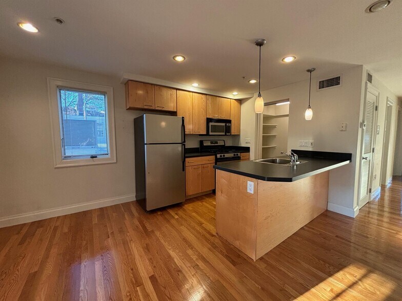 Primary Photo - 1110 Massachusetts Ave