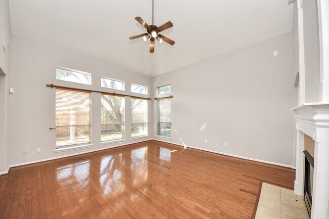 Building Photo - 4422 Roundtree Ln