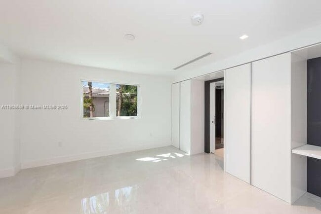 Building Photo - 1325 Bay Dr