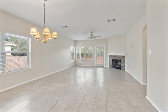 Building Photo - 802 N Creek Blvd