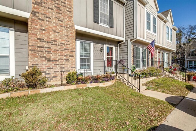 Building Photo - Lovely 2-1.5 Townhome in Euless! HOA cover...