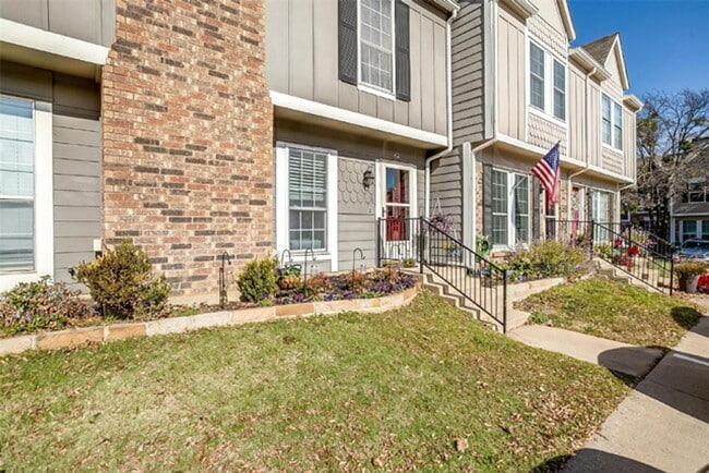 Building Photo - MOVE IN SPECIAL 3rd month FREE - Lovely 2-...