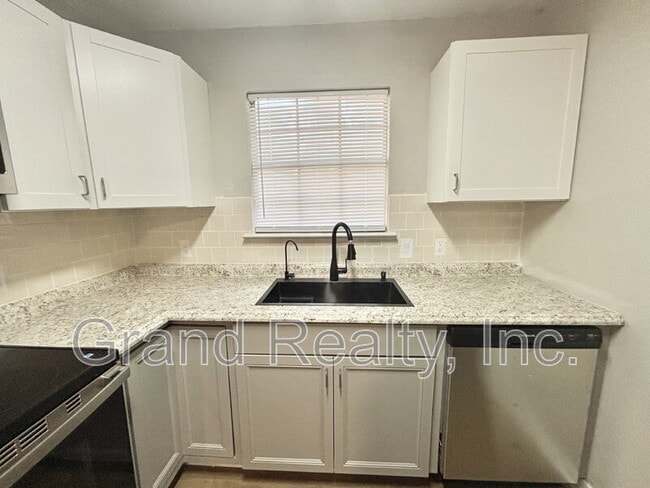 Building Photo - 4520 Limit St