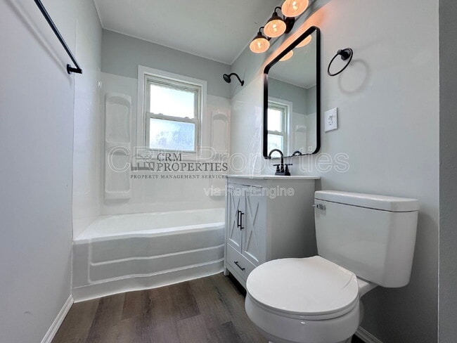 Building Photo - 1034 E Elm St