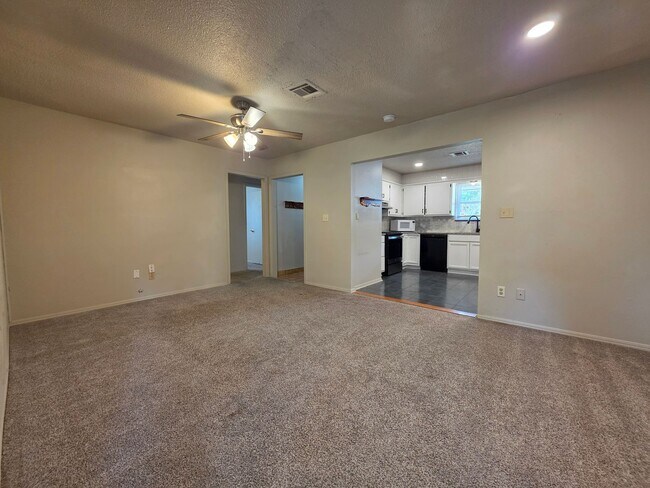 Building Photo - Cute 4 bedroom home in Shawnee