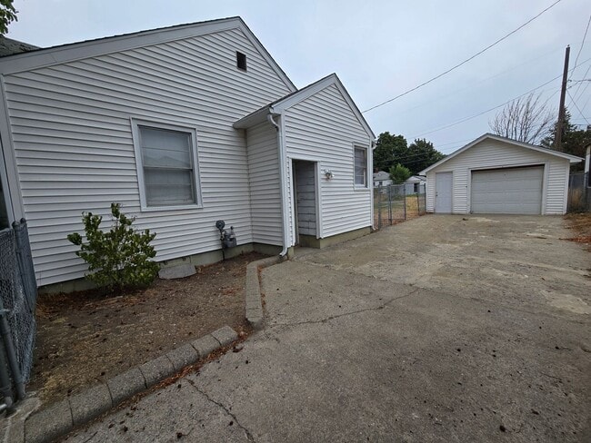 Building Photo - Spokane Valley Home Available Now!