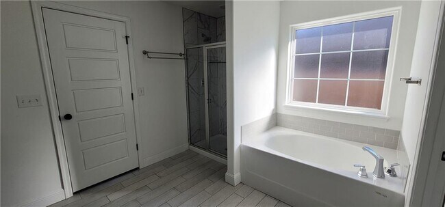 Building Photo - 5908 NW Ettie May St