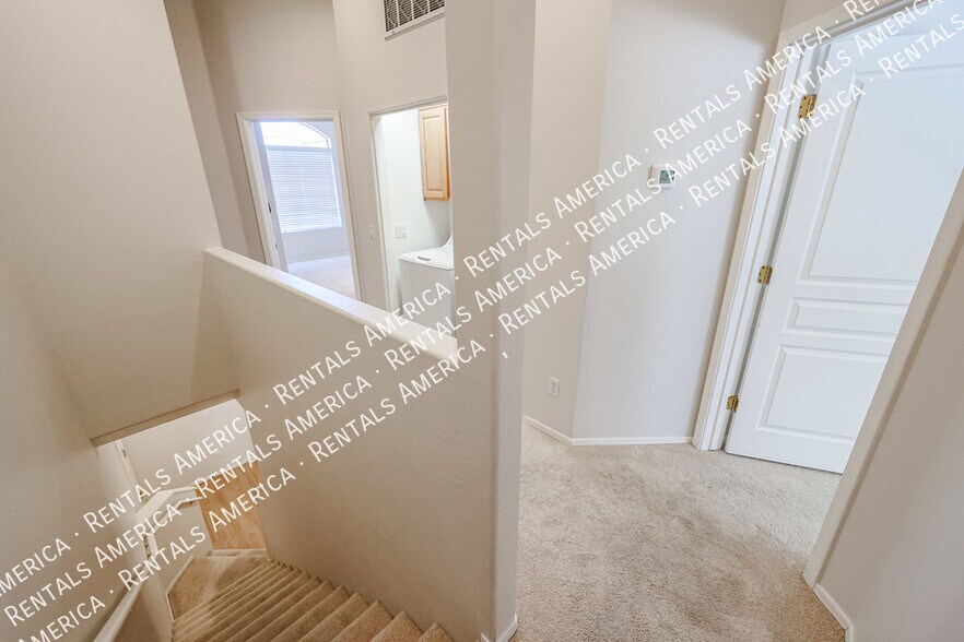 Building Photo - 1426 E Grovers Ave